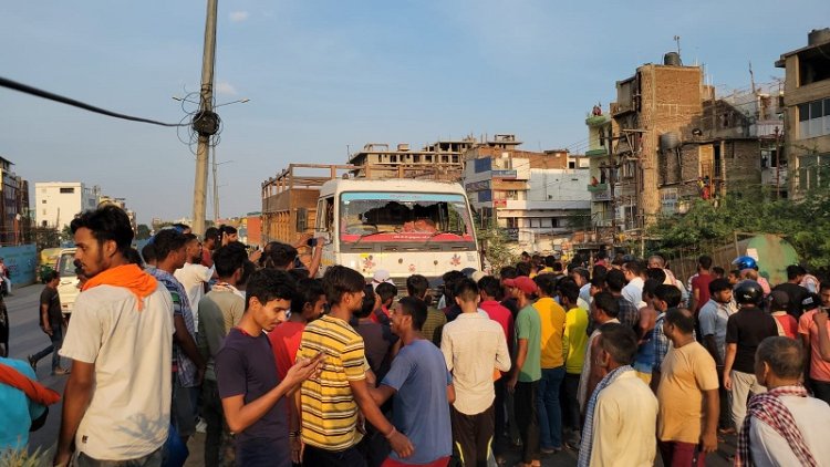 पटना बायपास पर ट्रक ने बाइक सवार को रौंदा, आक्रोशित लोगों ने ट्रक में लगाई आग, खूब बवाल