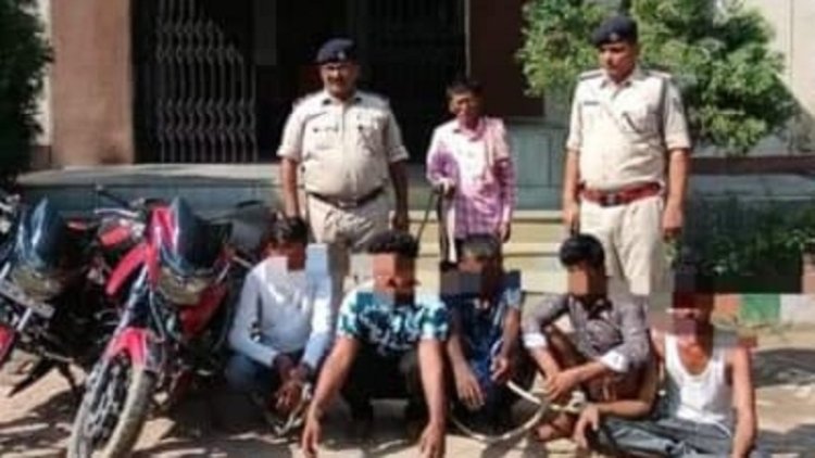 नवादा में बाइक चोर गिरोह के खिलाफ पुलिस की बड़ी कार्रवाई, दो बाइक के साथ 5 गिरफ्तार