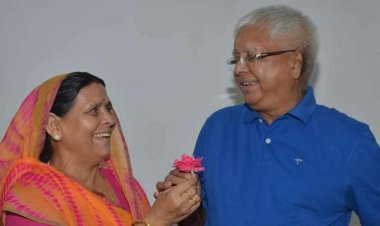 लोस चुनाव के बीच लालू यादव ने गुलाब देकर राबड़ी देवी को शादी के सालगिरह की दी बधाई, दोनों की शादी में जमकर हुआ था हंगामा