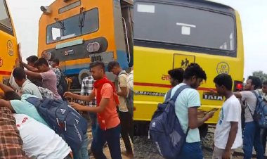 नवादा में रेलवे ट्रैक पर फंसा स्कूल बस, मेमो ट्रेन के ड्राईवर ने लगाया इमरजेंसी ब्रेक तो टला बड़ा हादसा, नहीं तो...