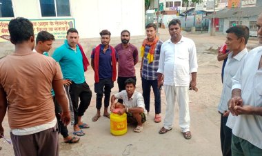 नवादा में सो रहे दारोगा को सांप ने काटा, सांप को गैलन में बंद कर लाया अस्पताल, देखने को उमड़ी भीड़