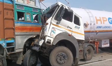 नवादा में गैस टैंकर और ट्रक की आमने-सामने हुई जोरदार भिडंत, गैस टैंकर चालक की मौत, थानाध्यक्ष की वजह से टला बड़ा हादसा