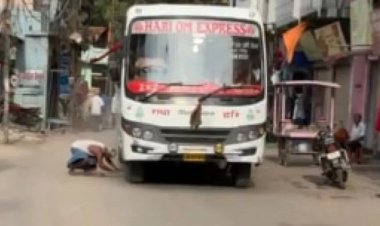 गया में चलती बस के नीचे बुजुर्ग ने डाल दिया सिर, लाइव मौत का वीडियो सोशल मीडिया पर वायरल