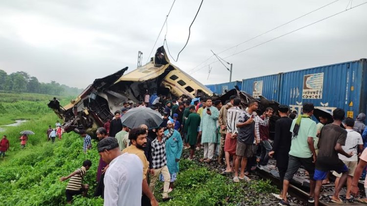 बिहार से सटे बंगाल में कंचनजंगा एक्सप्रेस को मालगाड़ी ने पीछे से मारी टक्कर, दो डिब्बे हवा में उड़े, 5 की मौत, इतने घायल