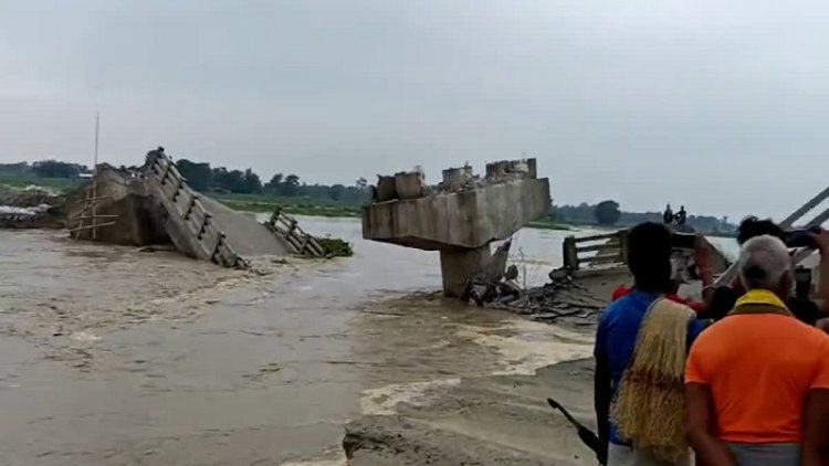 बिहार में एक बार फिर उद्घाटन से पहले ही करोड़ों की लागत से बना पुल धड़ाम, मच गया बवाल