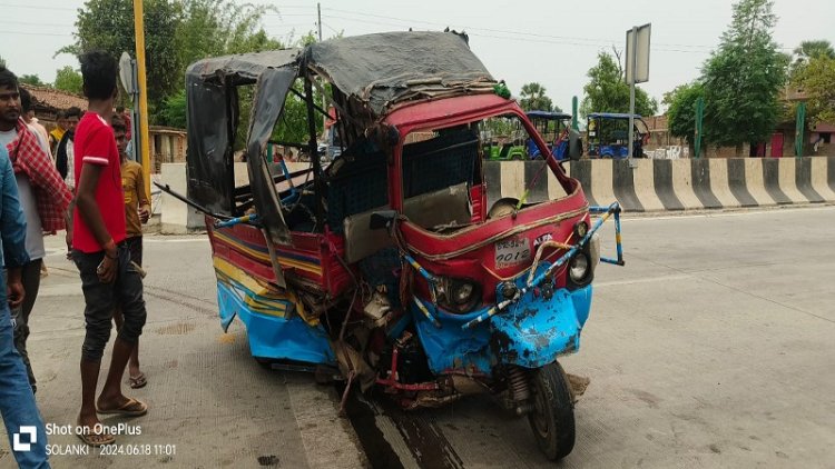 नवादा में अनियंत्रित कार ने टेम्पो में मारी जोरदार टक्कर, इलाज के दौरान महिला की हुई मौत