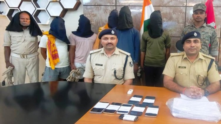 नवादा पुलिस ने 5 साइबर अपराधियों को दबोचा, धनी फाइनेंस का फेक आईडी बनाकर करता था ठगी