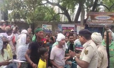 सतलोक आश्रम के महंत पर हुए जानलेवा हमले के 5 दिनों बाद भी रेलवे ठेकेदार सौरव गुप्ता की गिरफ्तारी नहीं, अनुयायियों ने सरारी गुमटी जामकर की आगजनी