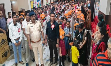 ‘सड़क सुरक्षा जागरूकता कार्यक्रम’ के तहत आज यातायात पुलिस के द्वारा हेलमेट वितरण कार्यक्रम का किया गया आयोजन