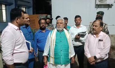 नवादा सदर अस्पताल में देर रात निरीक्षण करने पहुंचे मंत्री डॉ. प्रेम कुमार, कुव्यवस्था देख भड़क उठे, अधिकारियों की जमकर लगाई क्लास
