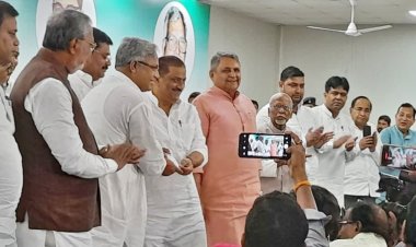 पूर्व IAS मनीष वर्मा ने जेडीयू में मारी एंट्री, संजय झा ने थमाया तीर, क्या मिलेगी जिम्मेदारी..?
