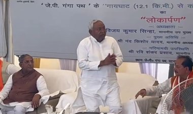 सीएम नीतीश को अचानक क्या हुआ, ठेकेदार का छूने लगे पैर..जानिए पूरा मामला