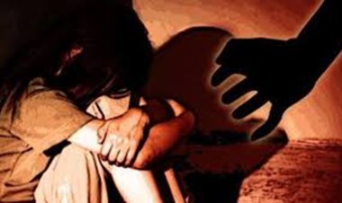 8वीं क्लास की छात्रा के साथ गंदा काम करते पकड़ाया सरकारी शिक्षक, लोगों ने दौड़ा-दौड़ाकर धोया
