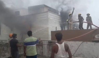 पटना के इस अपार्टमेंट में लगी भीषण आग, एक बिल्डर की मौत, अंदर फंसे 4 लोगों को फायर ब्रिगेड कर्मियों ने निकाला बाहर