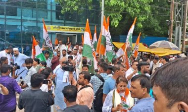 नीतीश सरकार की लचर कानून व्यवस्था के विरोध में सड़कों पर उतरी इंडिया गठबंधन, पुलिस बैरिकेडिंग तोड़ा, माहौल गरम