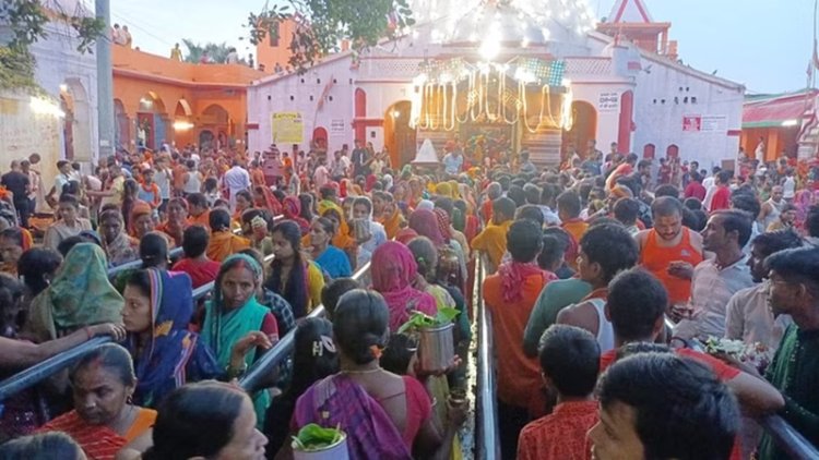 सावन की पहली सोमवारी पर शिव मंदिरों में उमड़ा भक्तों का जनसैलाब, ‘हर-हर महादेव’ के नारों से भक्तिमय हुआ वातावरण