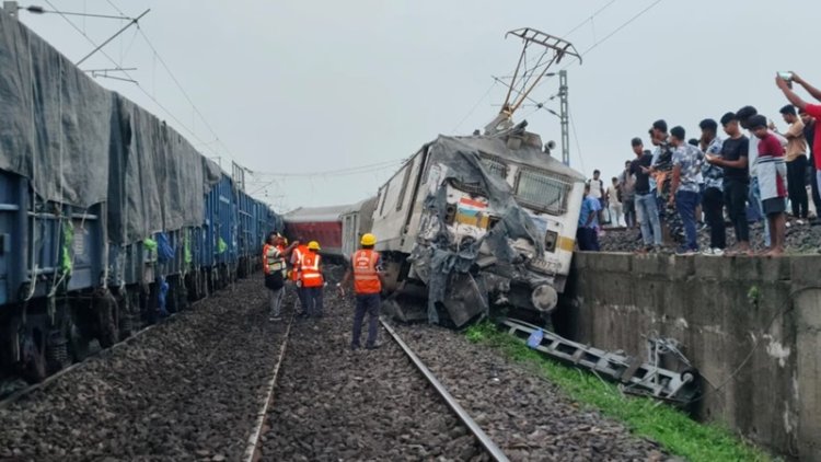 बिहार से सटे झारखंड में बड़ा रेल हादसा, 12 बोगियां पटरी से उतरीं, 3 की मौत, दर्जनों घायल