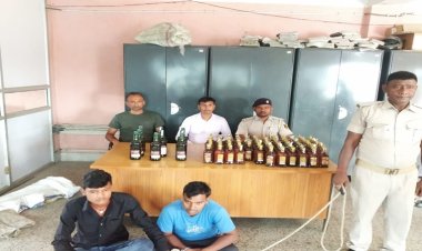 नवादा में रिनॉल्ट कार में ले जा रहे 114 बोतल विदेशी शराब जब्त, दो तस्कर भी गिरफ्तार
