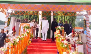 पटना के गांधी मैदान में झंडोतोलन करने पहुंचे सीएम नीतीश, परेड की सलामी के बाद बिहार के लोगों को कर रहे संबोधित