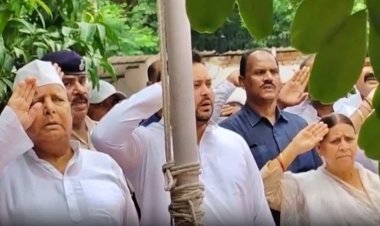 लालू यादव ने राबड़ी आवास पर परिवार संग फहराया तिरंगा, कहा- एक होकर एकता और भाईचारे की राह पर आगे बढ़ें