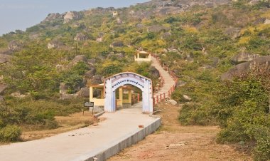 बराबर पहाड़ पर फिर बड़ा हादसा, पातालगंगा से पहाड़ चढ़ रही महिला की गिरकर मौत, परिवार में मचा कोहराम