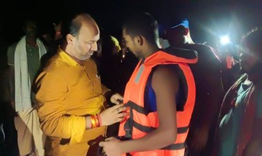 नवादा के उफनती नदी में आयी अचानक बाढ़, बीच नदी में फंस गए दो चरवाहे, एसडीआरएफ की टीम ने 12 घंटे बाद किया रेसक्यू