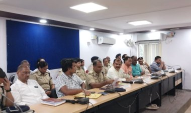 नवादा में श्रीकृष्ण जन्माष्टमी त्योहार एवं चेहल्लुम को लेकर डीएम-एसपी ने किया संयुक्त ब्रीफिंग, डीएम बोले- संवेदनशील सूचना मिलने पर अविलंब करें कार्रवाई