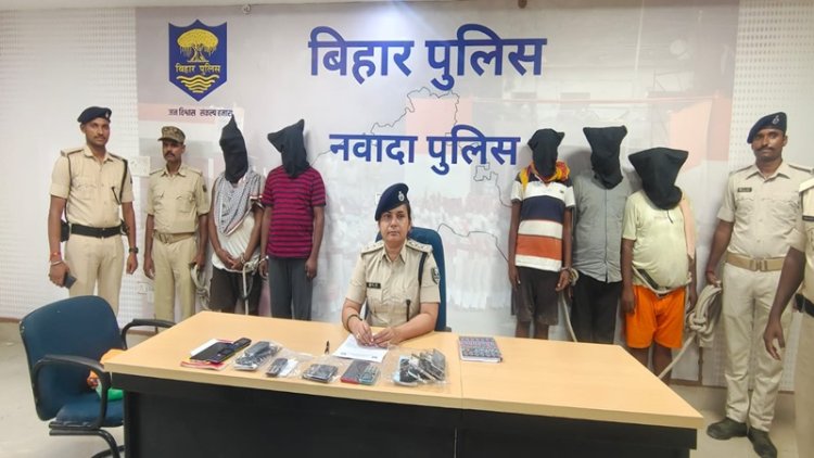 नवादा में 05 साइबर अपराधी चढ़े पुलिस के हत्थे, बगीचे की घेराबंदी कर पुलिस ने अपराधियों को दबोचा