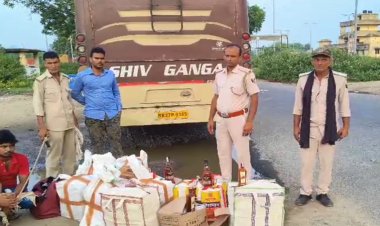 शराबबंदी वाले बिहार में शराब का खेल : बस से भारी मात्रा में विदेशी शराब जब्त, ड्राईवर-खलासी गिरफ्तार