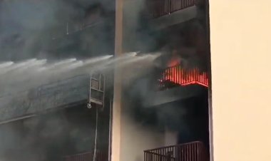 पटना के अंडर कंस्ट्रक्शन आरके पुरम अपार्टमेंट में लगी भीषण आग, फायर ब्रिगेड की 8 गाड़ियां मौजूद