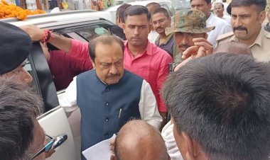 महादलित समाज के लोगों ने सांसद को सौंपा स्मार पत्र, सामुदायिक भवन-सह-वर्कशेड के निर्माण को पुनः चालू कराने का किया मांग