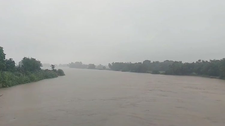 दरभंगा में बाढ़ की पानी को लेकर प्रशासन अलर्ट, माइकिंग के माध्यम से लोगो को किया जा रहा है जागरूक