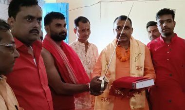 सीतामढ़ी शहर के पूजा पंडालों में BJP विधायक मिथिलेश कुमार ने बांटा तलवार और रामायण, धर्म की रक्षा के लिए दोनों को बताया जरूरी