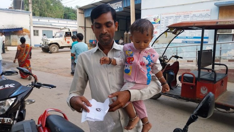 नवादा में सांप को खिलौना समझकर बच्चे ने मुंह से चबाया, नजारा देख परिजन के उड़े होश