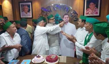 पटना आरजेडी ऑफिस में तेजस्वी यादव का खास अंदाज में मनाया गया जन्मदिन, जगदानंद सिंह ने ऐसे खिलाया केक..