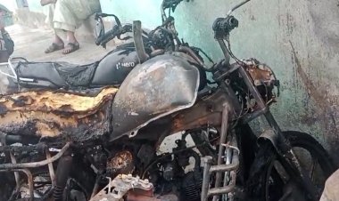 नवादा में भाई ने अपने भाई को सबकुछ जला देने की दी धमकी, फिर रात में फूंक दी तीन बाईक
