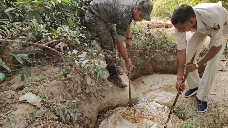 नवादा के जंगलों में शराब का कारोबार, पुलिस ने दर्जनों शराब भट्ठियां किया ध्वस्त