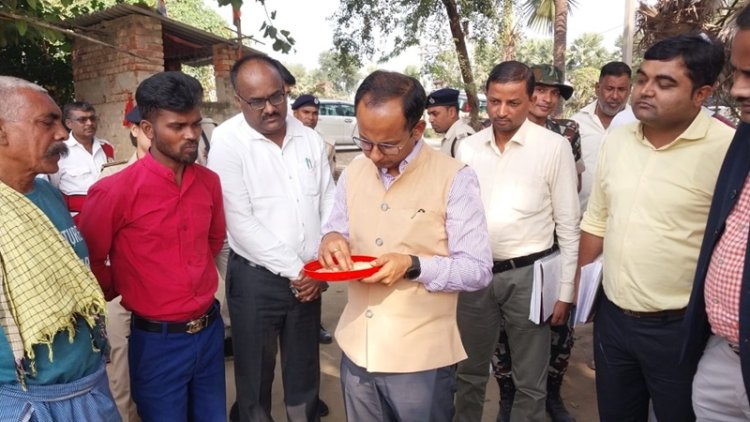 नवादा जिलाधिकारी रवि प्रकाश ने कृष्णा नगर महादलित टोला का किया निरीक्षण, पदाधिकारियों को दिए कई दिशा-निर्देश