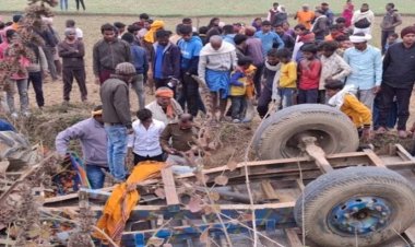 नवादा में भीषण सड़क हादसा, अनियंत्रित होकर पलटी ट्रैक्टर ट्रॉली, इतनों की मौत, इतने घायल