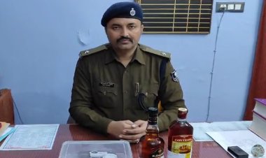 नवादा में गिरफ्तार साइबर अपराधी के घर से पुलिस ने बरामद किया पिस्टल, कारतूस व विदेशी शराब की बोतलें