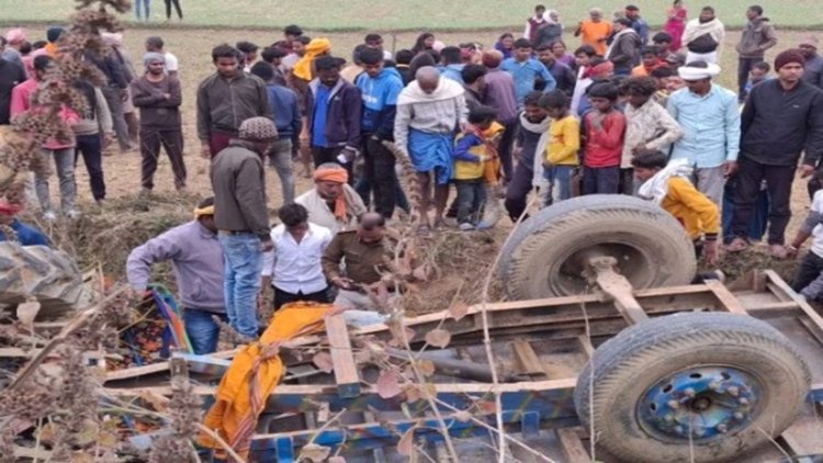 नवादा में भीषण सड़क हादसा, अनियंत्रित होकर पलटी ट्रैक्टर ट्रॉली, इतनों की मौत, इतने घायल