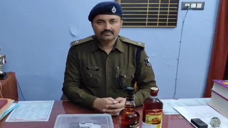 नवादा में गिरफ्तार साइबर अपराधी के घर से पुलिस ने बरामद किया पिस्टल, कारतूस व विदेशी शराब की बोतलें