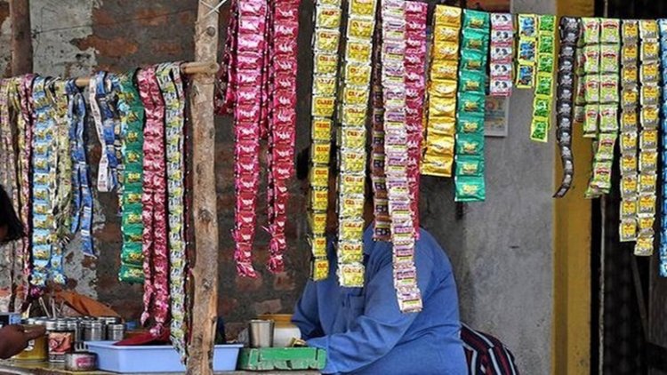 बिहार में रजनीगंधा गुटका का दुकानदार ने मांगा पैसा तो बदमाशों ने खौलता चाय फेंका, पिटाई भी की, मचा बवाल