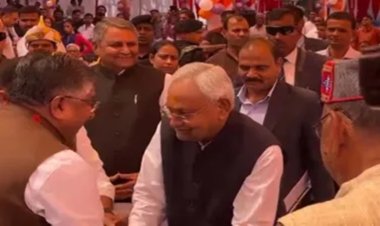 PM मोदी के बाद अब बीजेपी सांसद का पैर छूने को झुके सीएम नीतीश, पास खड़े नेताओं ने संभाला मामला
