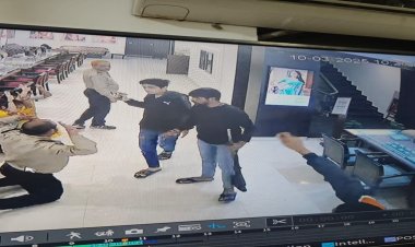 बिहार में अभी-अभी बड़ी लूट, अपराधियों ने दिनदहाड़े तनिष्क शोरुम लूट लिया, गार्ड का दोनाली राइफल भी ले गए साथ, हाथ मलती रह गई पुलिस