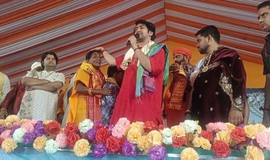 बागेश्वरधाम के बाबा धीरेन्द्र शास्त्री ने दूर से महिला को देखा और कहा- "ये महिला बड़ी भक्तिन हैं, पुजारी है, सनातन में आस्था रखती है"