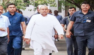 होली के दूसरे दिन भी पटना की सड़कों पर निकले सीएम नीतीश, इन मंत्रियों और अधिकारियों के घर जाकर दी पर्व की शुभकामनाएं