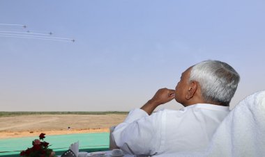 बाबू वीर कुंवर सिंह जी की विजय दिवस पर भारतीय वायु सेना की सूर्य किरण एरोबेटिक टीम के प्रदर्शन कार्यक्रम में शामिल हुए मुख्यमंत्री