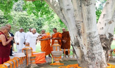 मुख्यमंत्री ने भगवान बुद्ध को किया नमन, बौद्ध भिक्षुओं के साथ बैठकर विश्व शांति के लिए की मंगल कामना