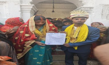 अजब प्रेम की गजब कहानी : भाभी के साथ कमरे में पकड़ाया देवर, ग्रामीणों ने दोनों को पकड़ करा दी शादी